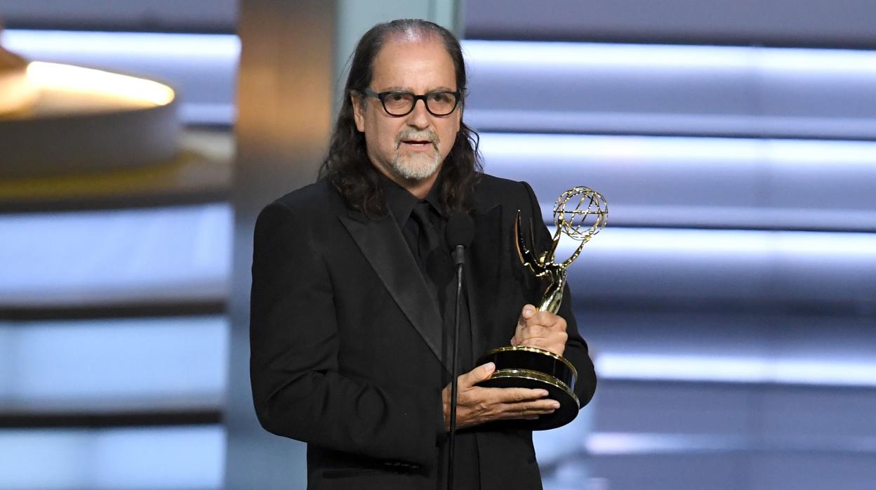 Glenn Weiss y su prometida posan en los Premios Emmy 2018