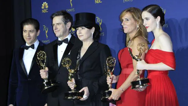 El equipo de «La maravillosa Señora Maisel», en los Premios Emmy