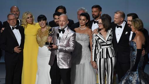 Ryan Murphy junto al equipo de «ACS: El asesinato de Gianni Versace», en los Emmy