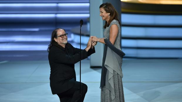 Tachan de hipócrita al hombre que pidió matrimonio a su novia en los Emmy por saltarse sus propias normas