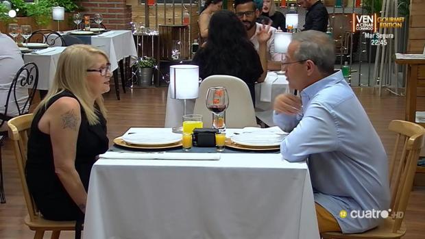 El descortés vacío de una comensal a su pareja en «First Dates»