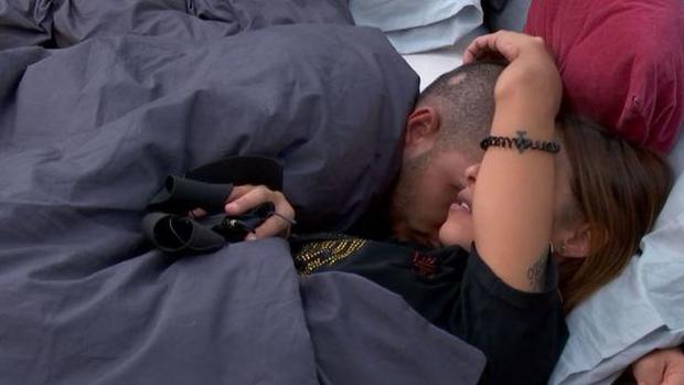 Techi y Omar escandalizan a la casa con su «edredoning»