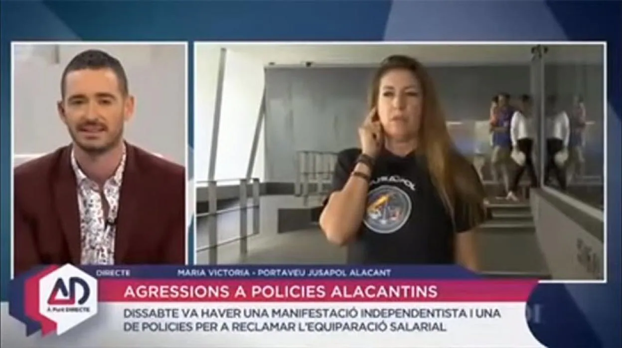 Momento de la entrevista de Juan Nieto a la portavoz de Jusapol