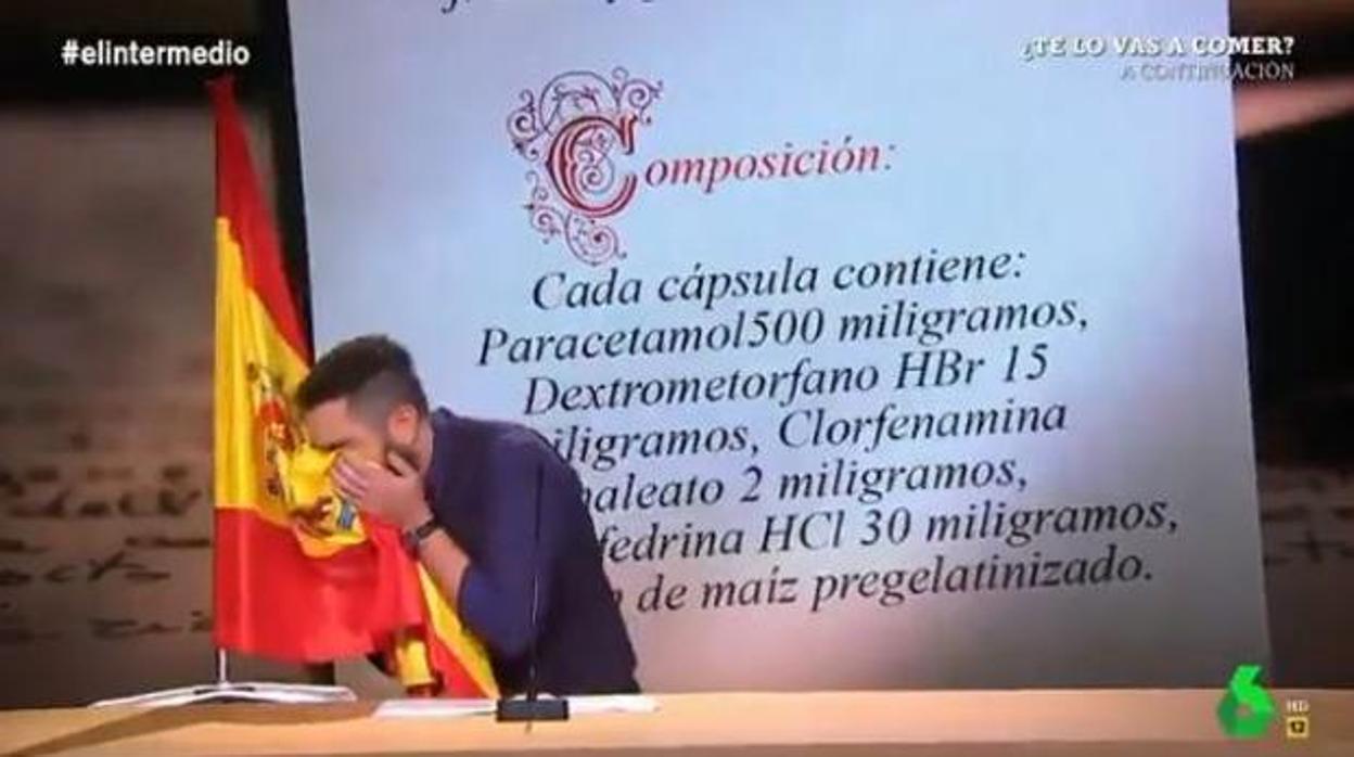 Momento en que Dani Mateo se limpia la nariz con la bandera de España