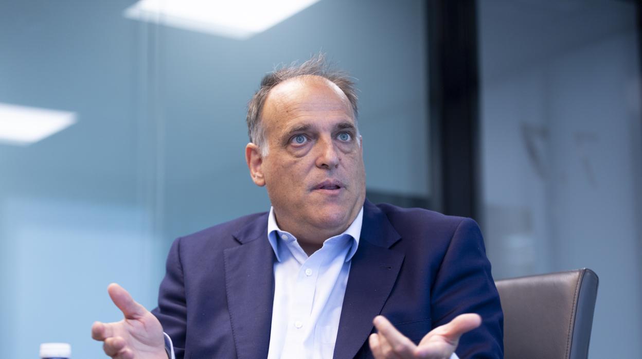 El presidente de la LFP Javier Tebas es el coautor del libro «El fútbol no es así», en el que se basa «Todo por el juego»