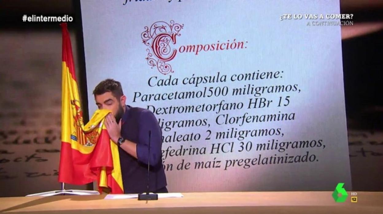 Polémica imagen de Dani Mateo limpiándose la nariz con la bandera de España