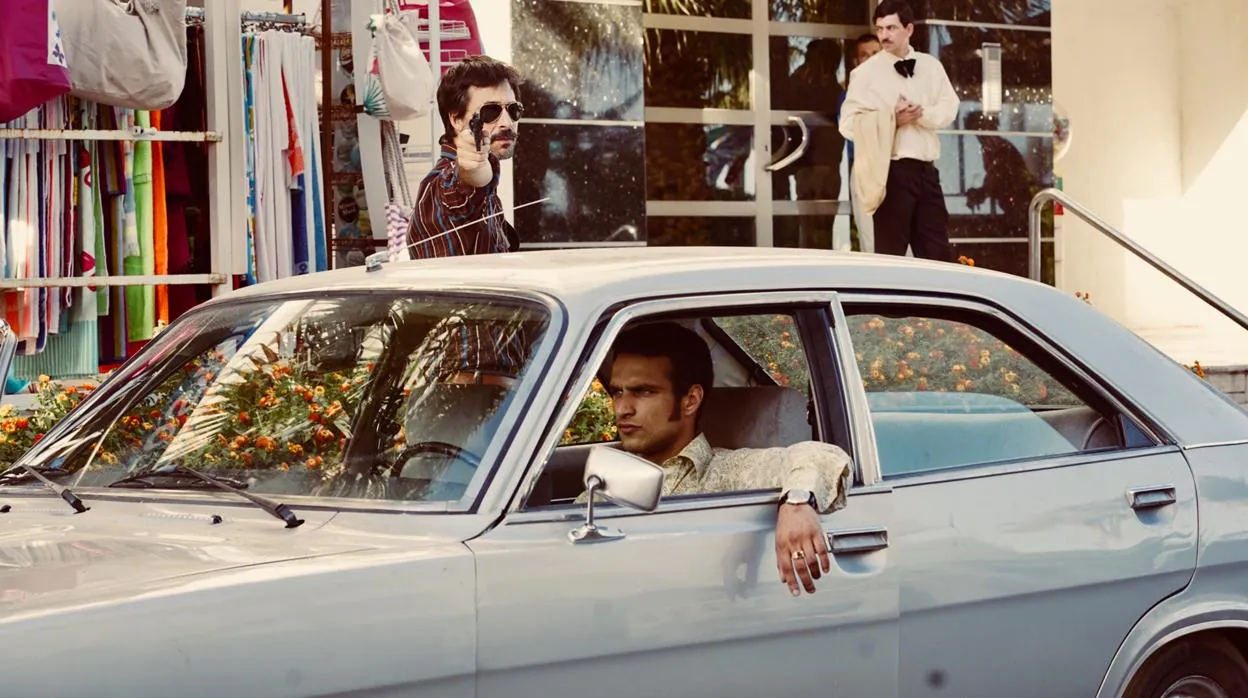 Jesús Castro (en el coche) y Hugo Silva en una escena de «Brigada Costa del Sol»