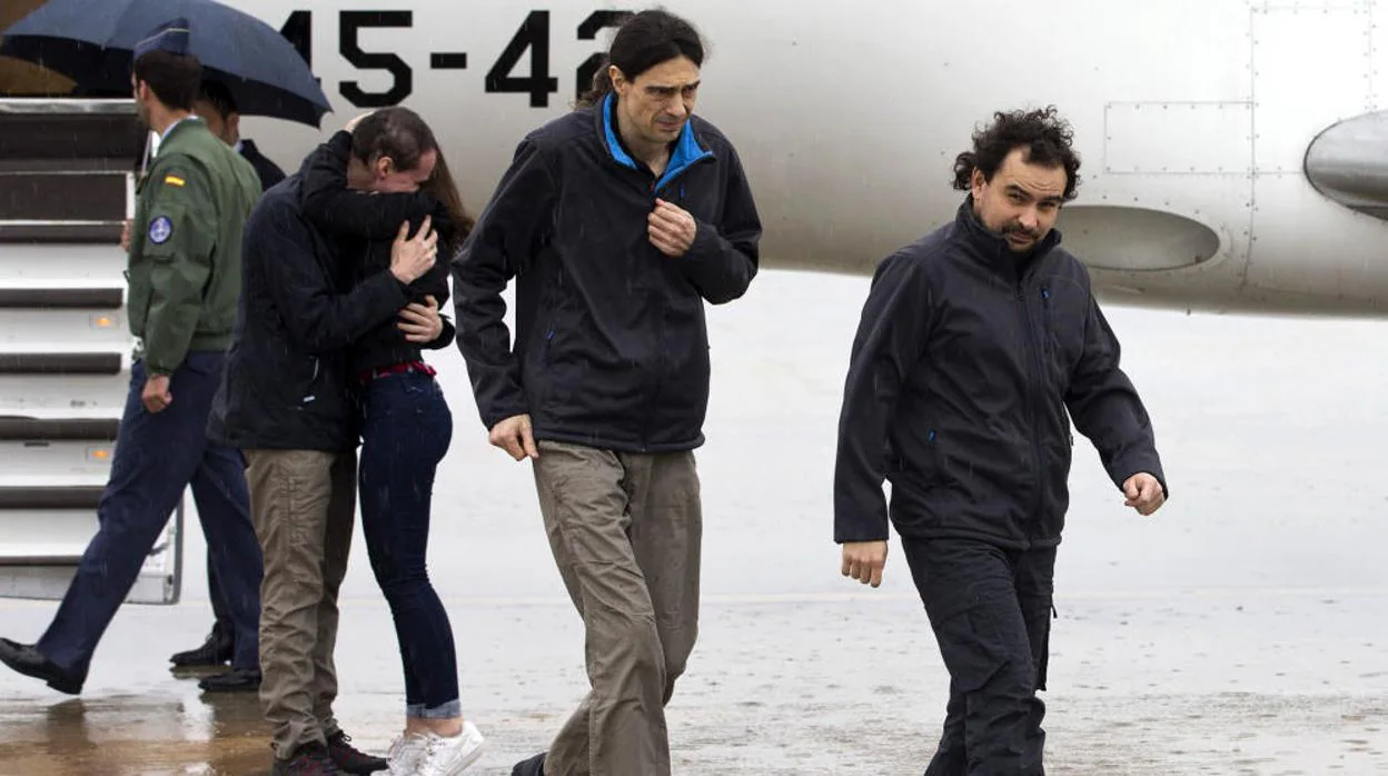 Ángel Sastre (derecha) a su llegada a España tras su secuestro en Siria