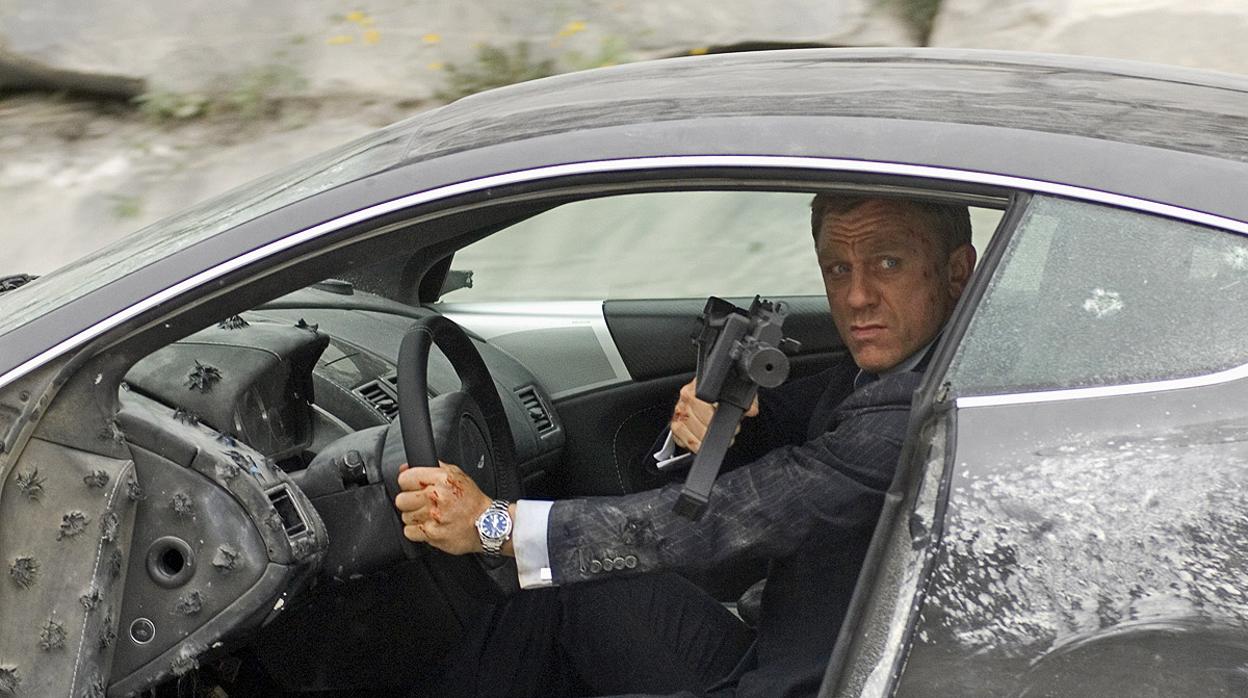 Daniel Craig, con un Aston Martin destrozado como James Bond