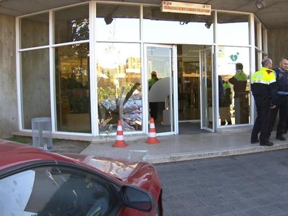 Un hombre estrella su coche intencionadamente contra la sede de TV3