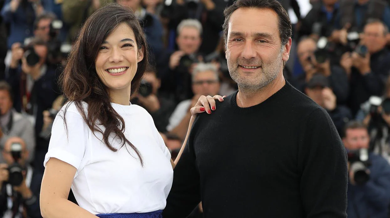 Gilles Lellouche (i), director de «El gran baño», junto con Mélanie Doutey, una de sus protagonistas, en el Festival de Cannes