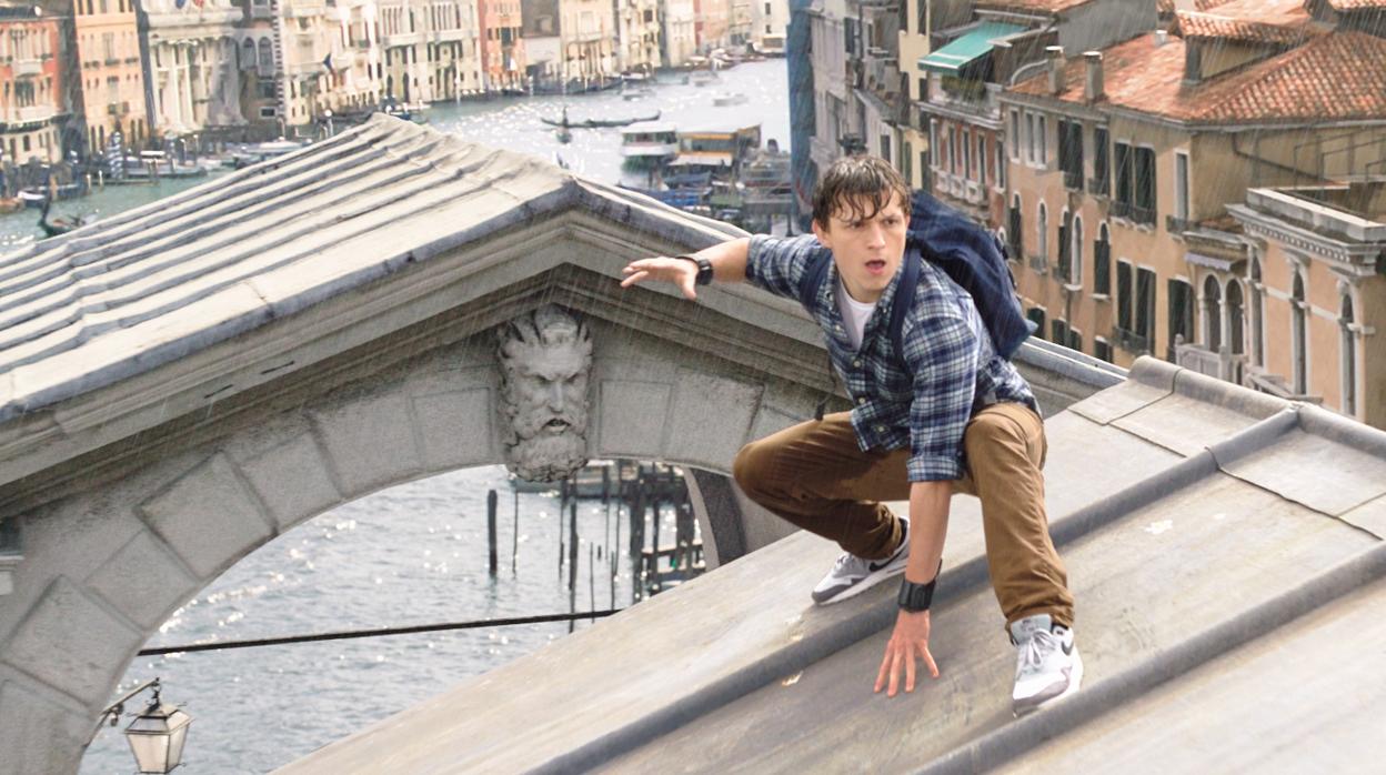 Tom Holland en los tejados de Venecia en una escena de «Spider-man: Lejos de casa»