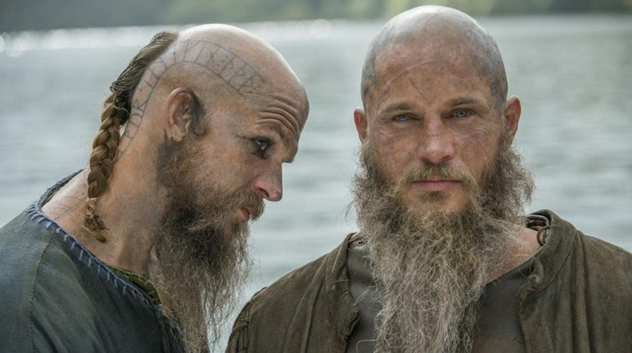 Ragnar (a la derecha), junto a Floki (Gustaf Skarsgard), en la cuarta temporada de «Vikingos»