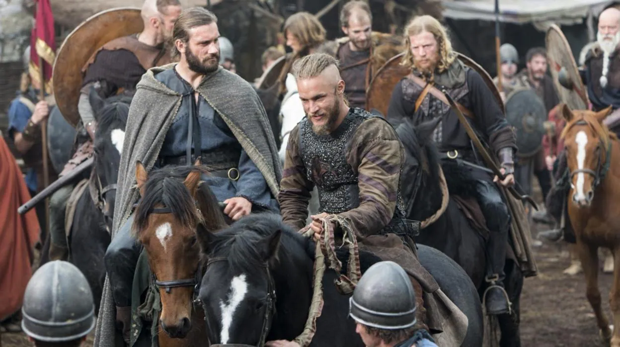 Ragnar (Travis Fimmel, en el centro), junto a varios de los principales vikingos de las primeras temporadas: Rollo (Clive Standen), Torstein (Jefferson Hall) y Floki (Gustaf Skarsgard)