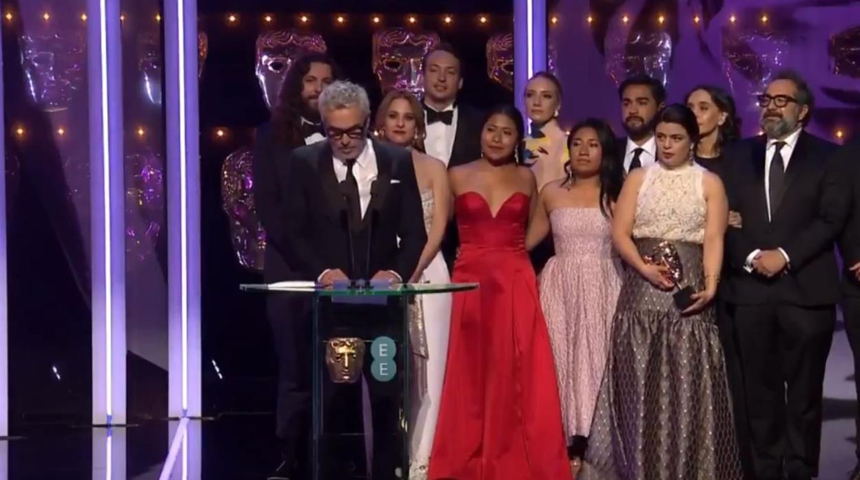 El director Alfonso Cuarón con sus dos premios Bafta de la noche