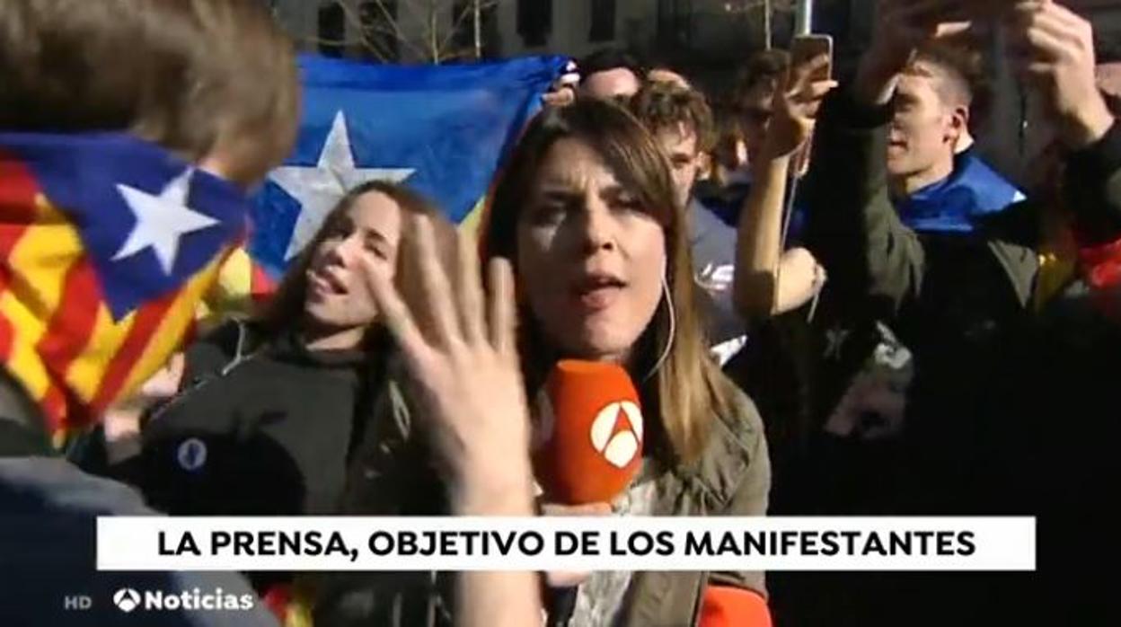 Uno de los momentos de tensión vividos por la reportera en Cataluña