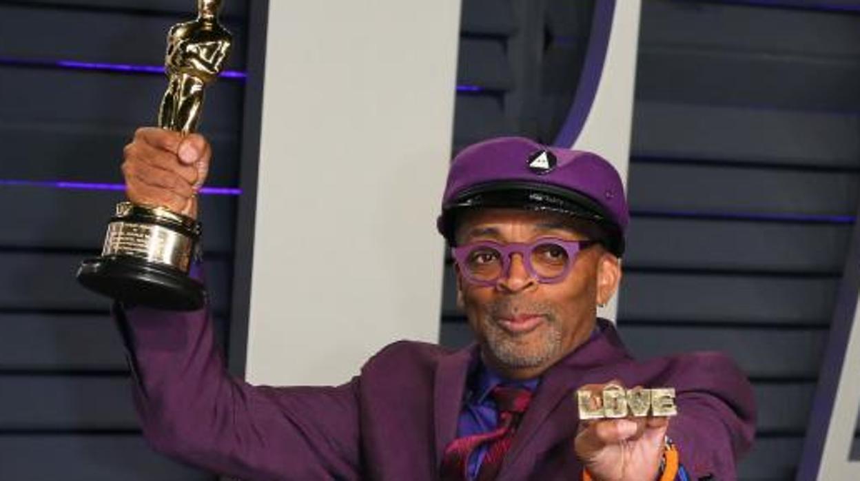 Spike Lee posa con su Oscar a Mejor Guion Adaptado