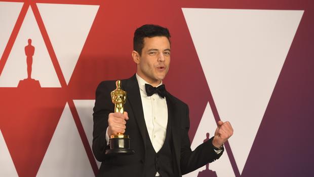 Rami Malek hace un Jennifer Lawrence y sufre una aparatosa caída en los Oscar