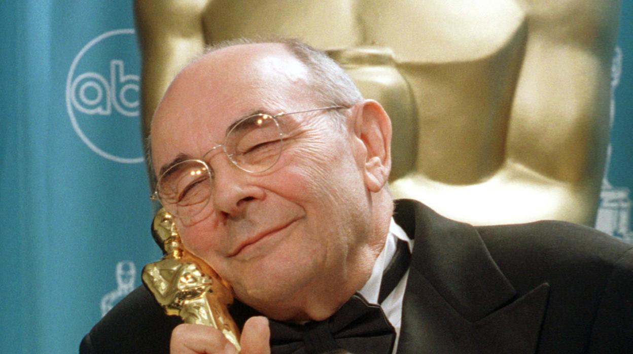 Stanley Donen, con el Oscar honorífico que recibió en 1998