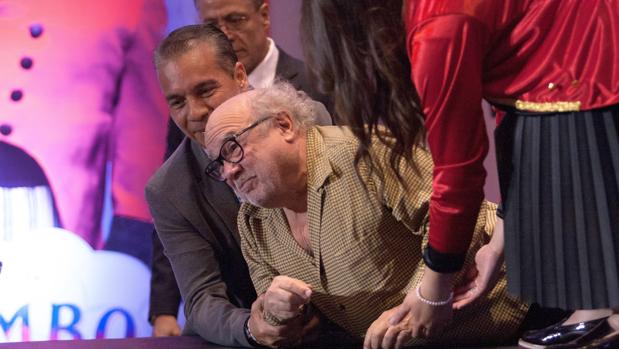 La dura caída de Danny DeVito en la presentación del «Dumbo» de Tim Burton