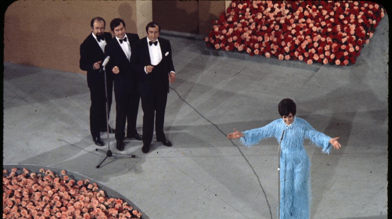 Salomé, interpreta «Vivo cantando»con Los Valldemosa en el escenario del Teatro Real, sede de Eurovisión 1969