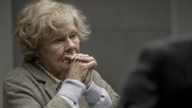 Judi Dench, de jefa de James Bond a espía comunista en el Londres de postguerra