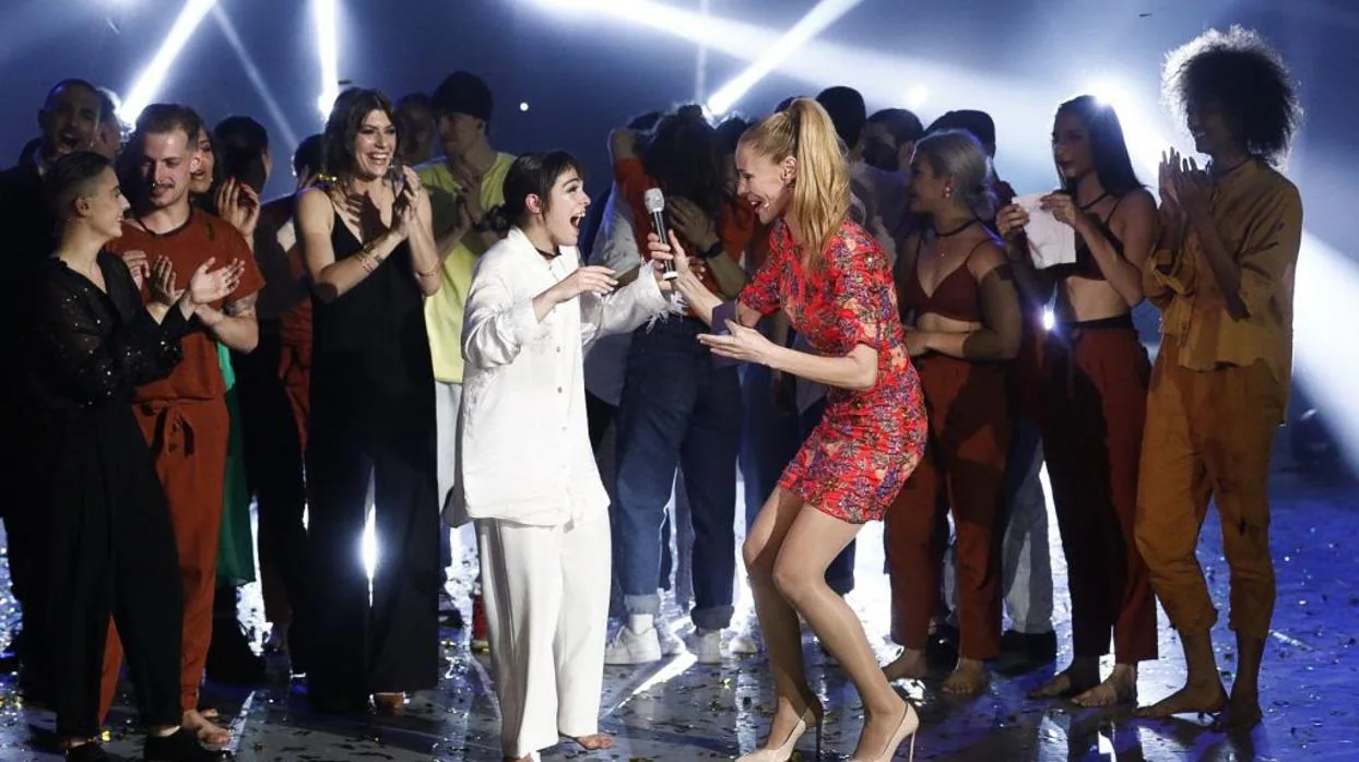 Esther celebra su triunfo junto a Paula Vázquez en «Fama, a bailar»