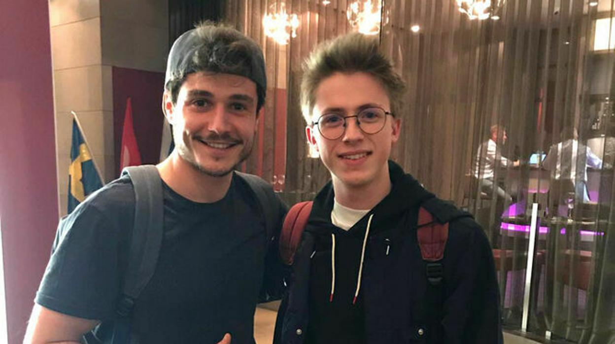 Miki junto a su rival (y amigo) Eliot, el representante de Bélgica en Eurovisión