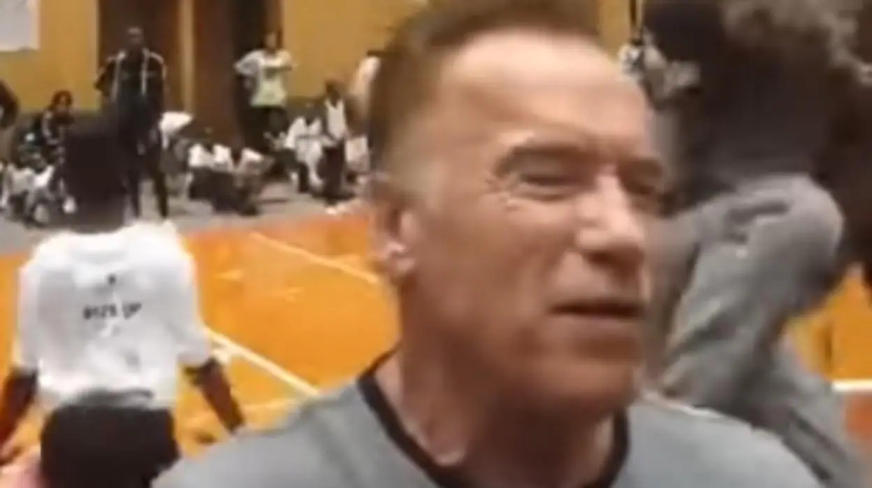 Momento de la agresión a Arnold Schwarzenegger