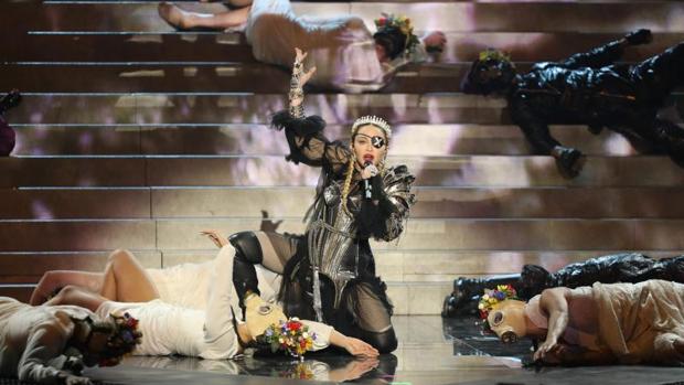 Madonna elimina sus gallos en la final de Eurovisión para tapar el desafine