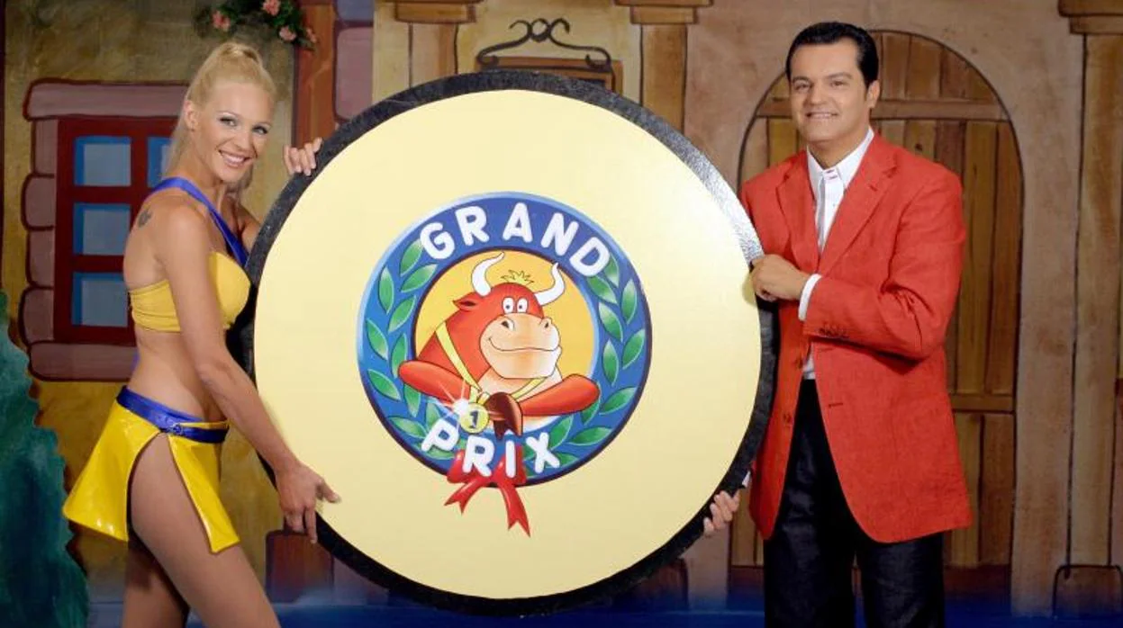 Oihana Echeverría y Ramón García, presentadores de «El grand prix del verano» en una foto de archivo
