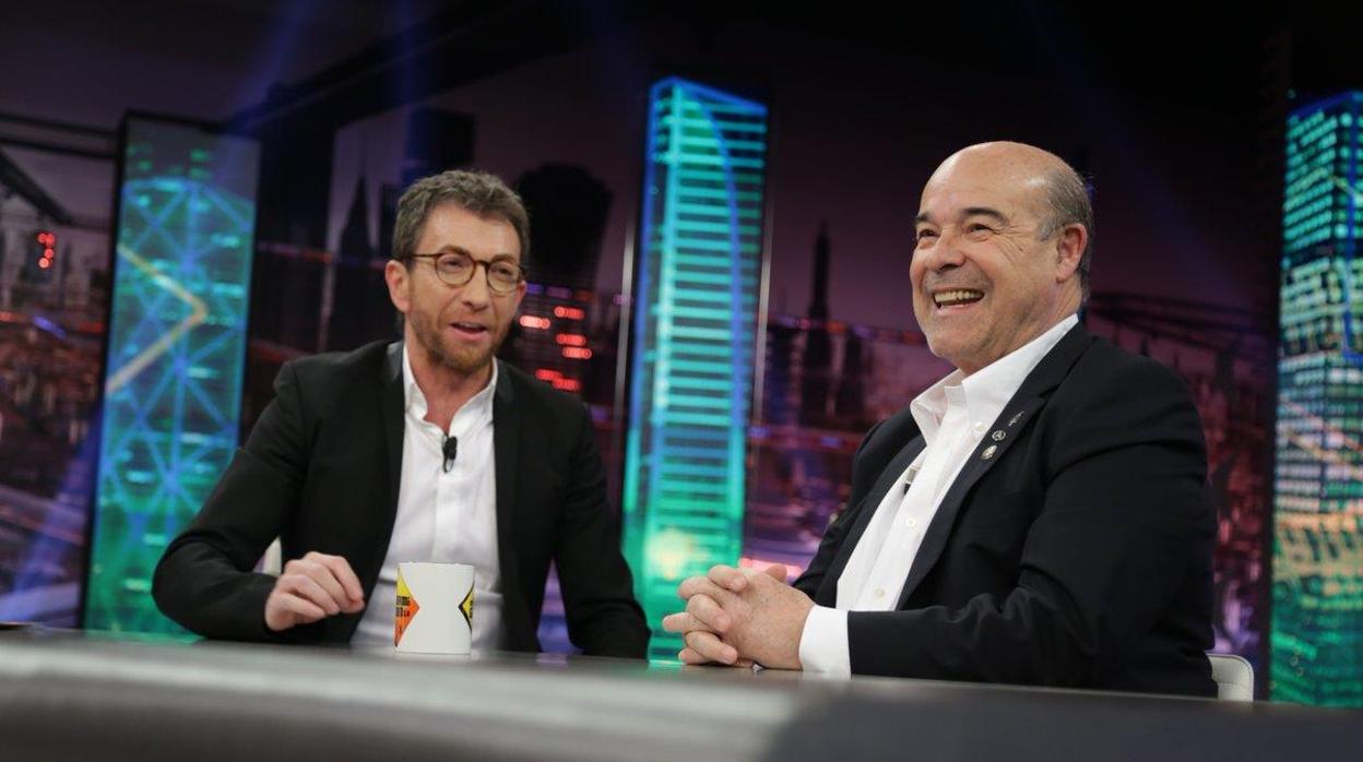 Pablo Motos y Resines le mandan un recado a David Broncano: «¡Te sudan las manos!»