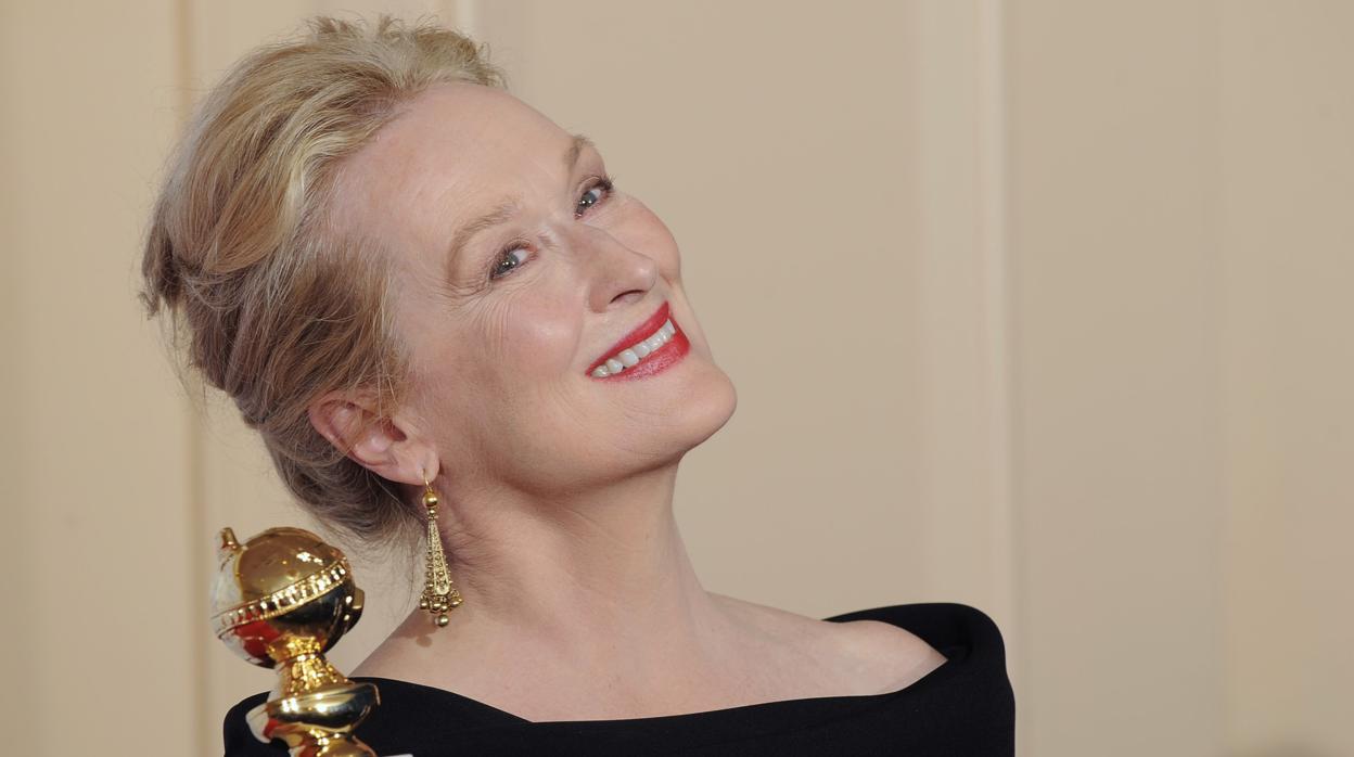 Meryl Streep posa con el Globo de oro a mejor actriz de comedia por «Julie &amp; Julia», en 2010