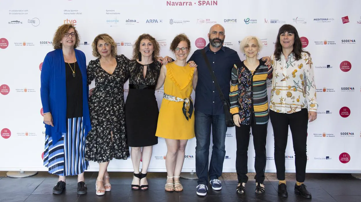 Silvia Perez de Pablos, (izquierda), directora Institucional de Audiovisuales de la Fundación SGAE, con Geraldine Gonard (tercera), directora del certamen, la creadora Carla Guimarães (de amarillo) y otros participantes