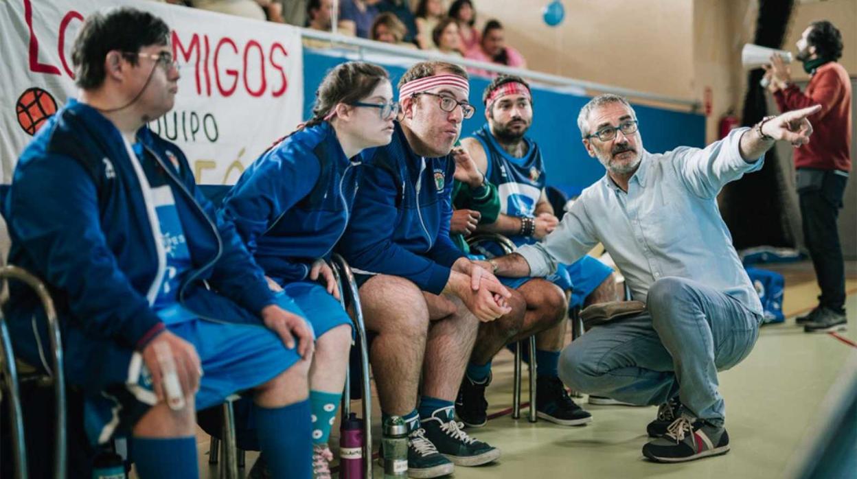 Javier Fesser junto al reparto de «Campeones»