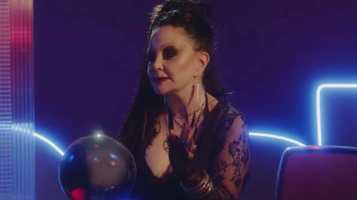 Alaska protagoniza el vídeo de promoción de «Stranger Things» basado en «La bola de cristal»