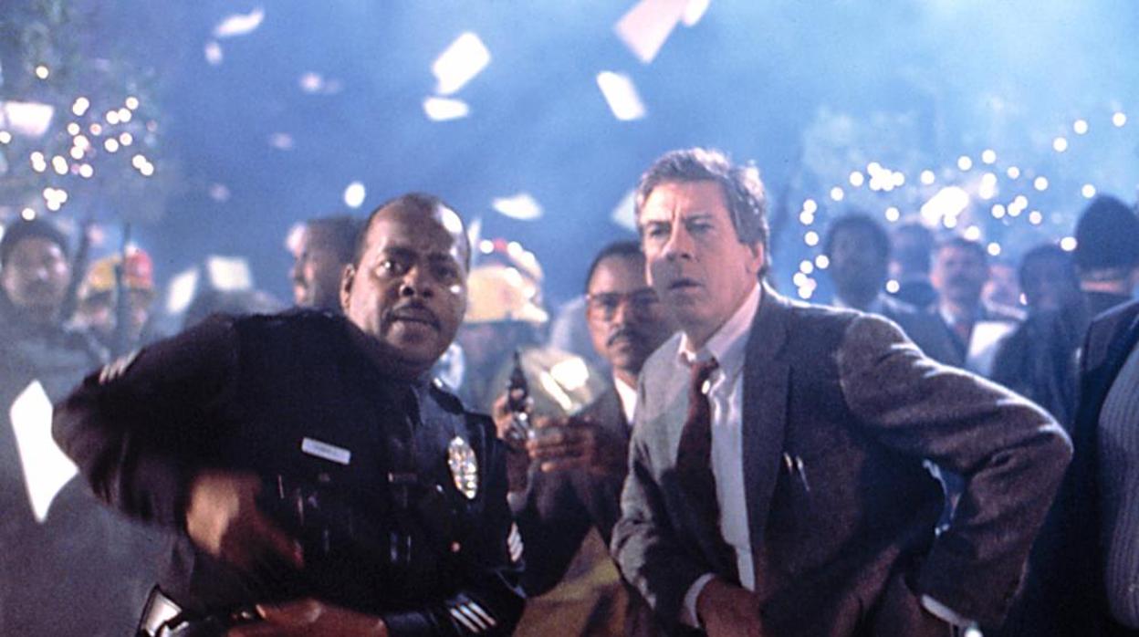 Paul Gleason (a la derecha), en una escena de «La jungla de cristal»