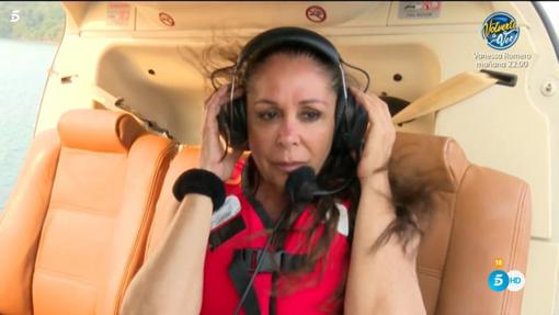Isabel Pantoja preparándose para su salto desde el helicóptero