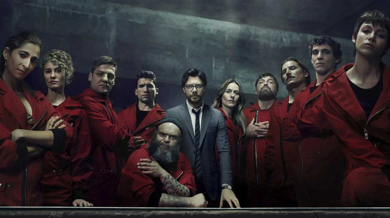 El Profesor (Álvaro Morte), en el centro, rodeado por sus atracadores de la tercera temporada