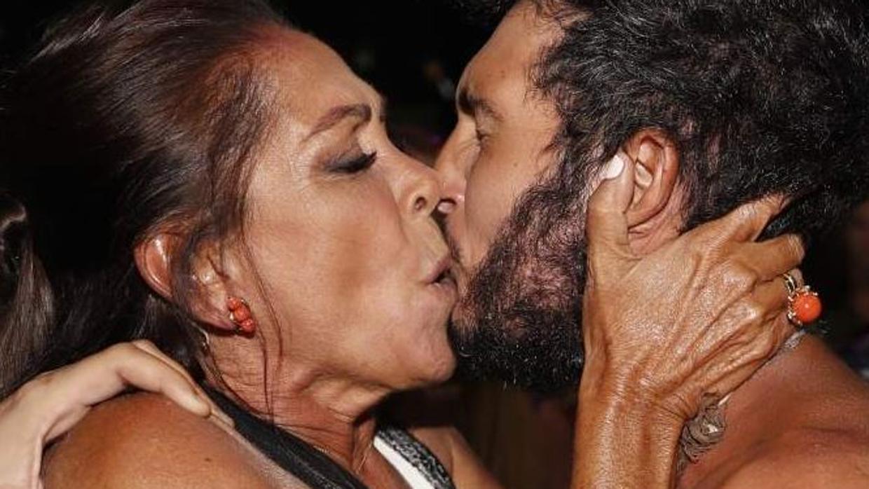 Isabel Pantoja le planta un beso a Omar Montes, ganador de Supervivientes