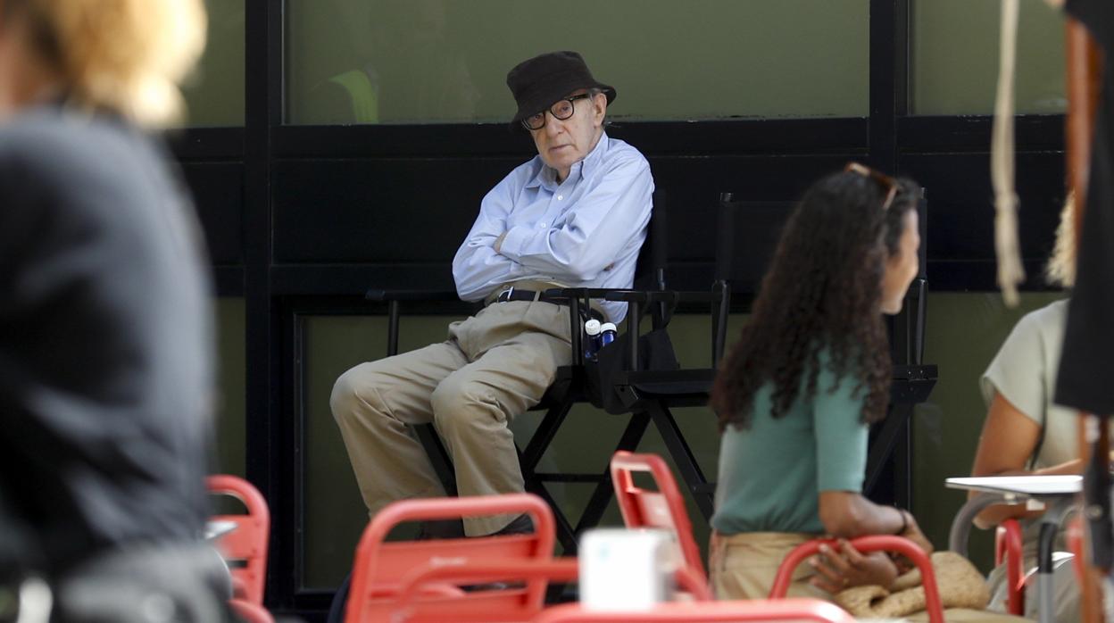 El realizador estadounidense, Woody Allen, durante el rodaje de su última película este jueves en el centro de San Sebastián
