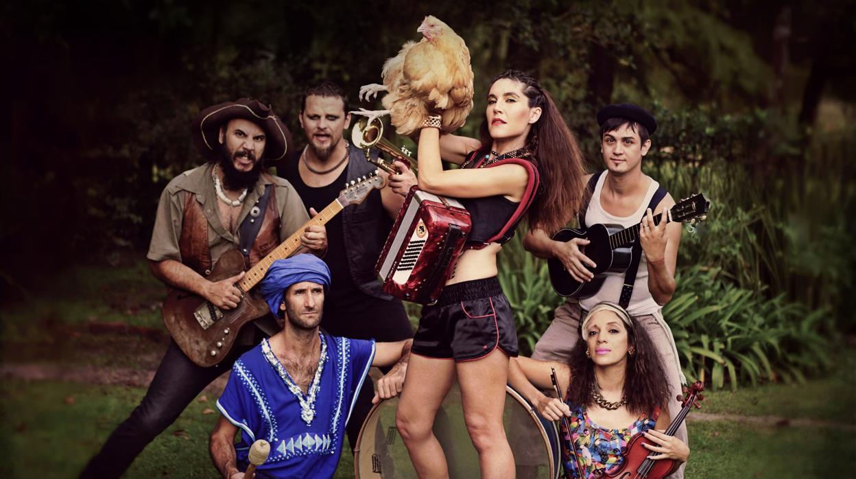 Grupo de folk -rock argentino «La Fanfarria del Capitán», la otra banda de «La casa de papel»