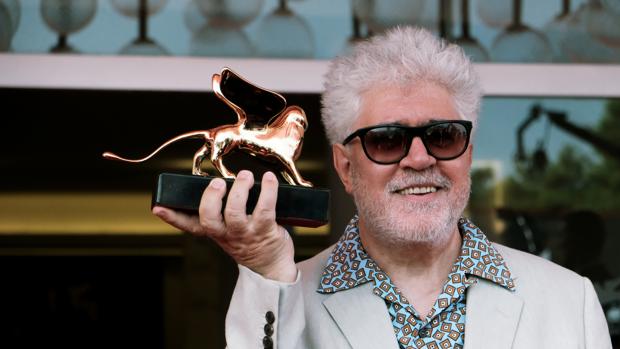 Pedro Almodóvar: «La España contemporánea tiene de todo, incluso un partido de ultraderecha»