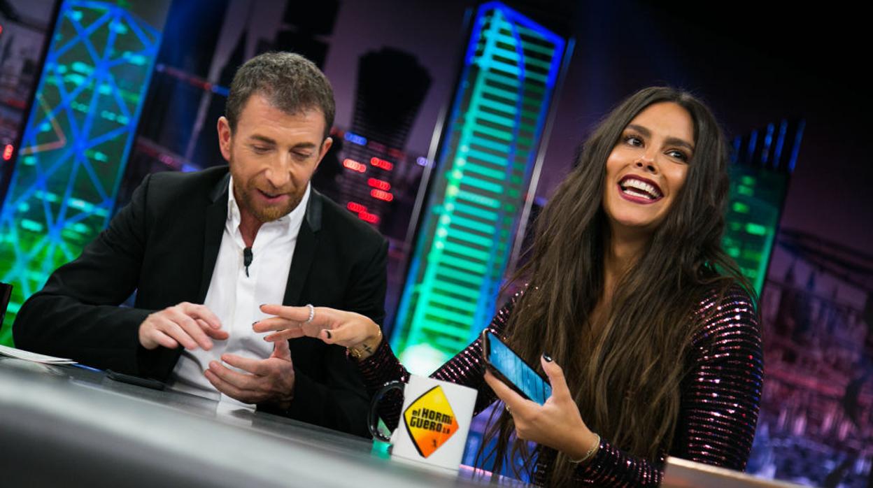 Cristina Pedroche junto a Pablo Motos en «El Hormiguero»