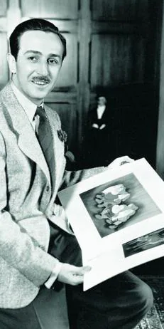 Walt Disney junto a dibujos originales de «Blancanieves y los siete enanitos»