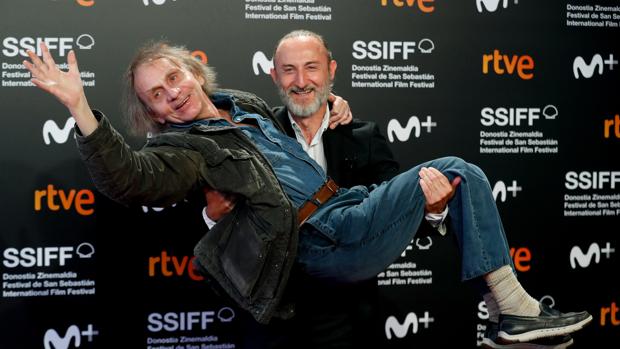 Michel Houellebecq se queda con los focos de San Sebastián sin quitarse el albornoz