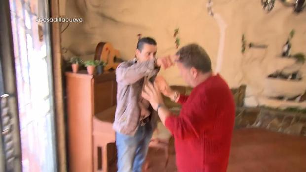 Chicote media entre un camarero y el dueño del local, a punto de llegar a las manos: «¡Te rompo la cabeza!»