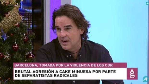 Detienen al periodista Cake Minuesa por forzar con una cizalla una puerta del Valle de los Caídos