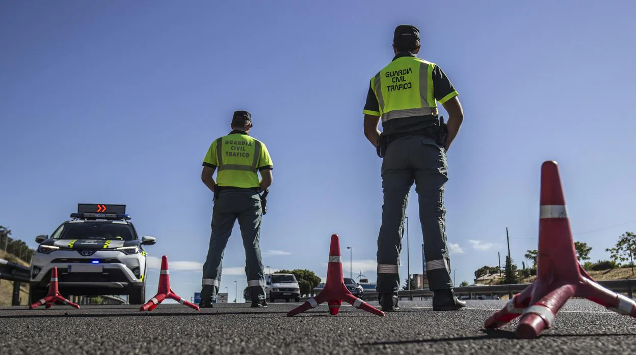 Agentes de Guardia Civil, durante una intervención en «Control de carreteras»