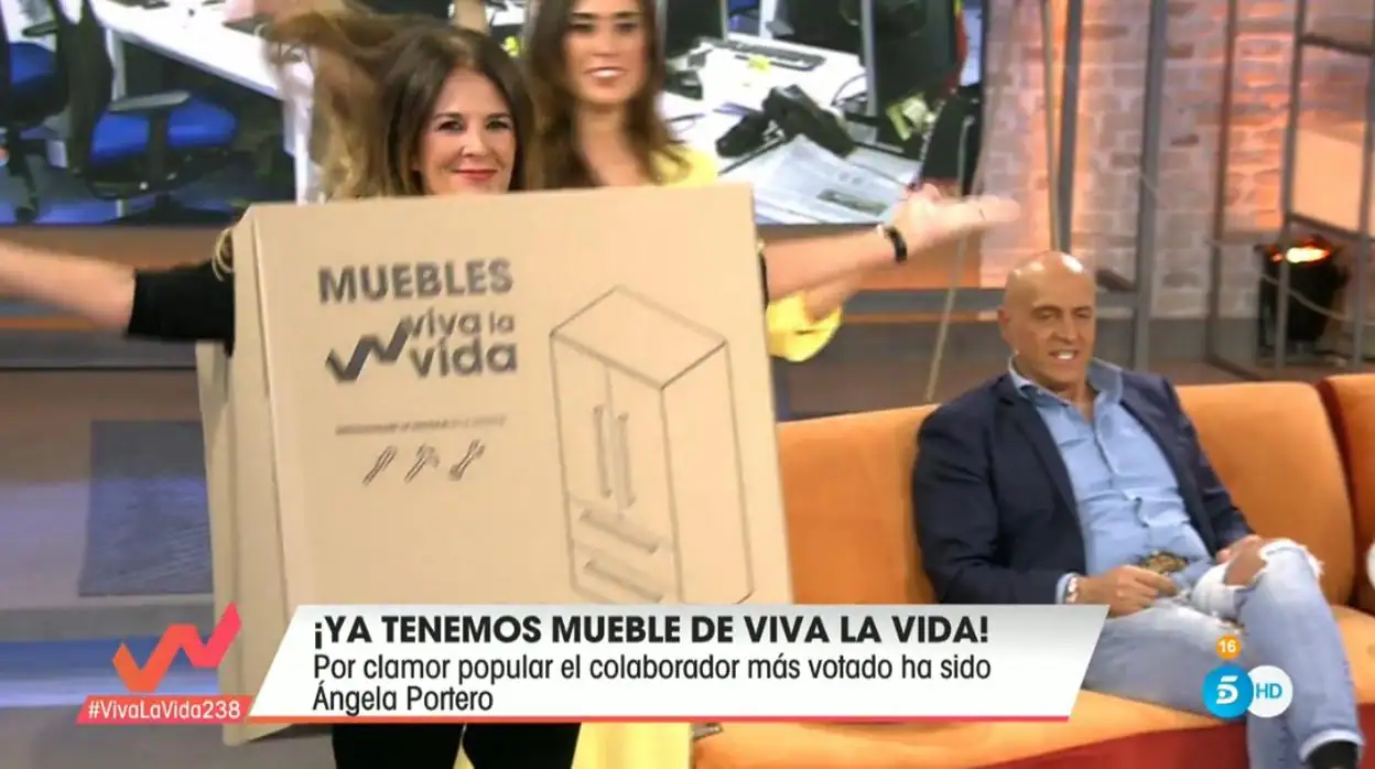 Ángela Portero celebrando su nombramiento como mueble de «Viva la vida»